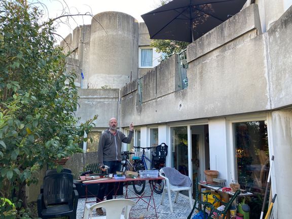 Bruno Dubois na terase svého bytu.