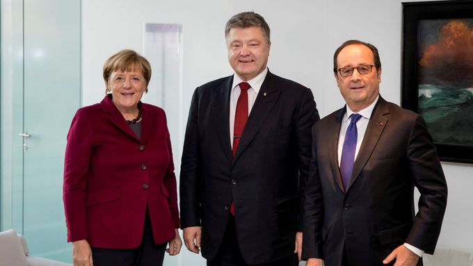 Petro Porošenko, Angela Merkelová a Francois Hollande na schůzce v Berlíně.