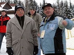 Mezi fanoušky Jiřího Rašky a skoku na lyžích patří i prezident Václav Klaus. Sám prý jako mladý lyžař doplachtil na můstku asi k 20 metrům