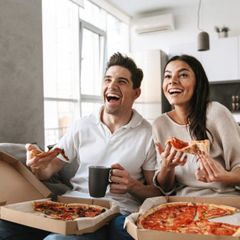 jídlo televize tv pizza bingewatching