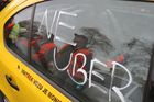 Taxikáři na letišti protestují proti řidičům Uberu pro porušování zákonů. Na auta jim lepí nálepku