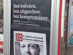 Reklama na Denník N u bratislavského hlavního nádraží.