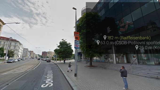 Bankomaty, kam se podíváš. Pohled na ulici přes Google Glass s aplikací Raiffeisenbank.