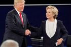 "Slizoune, dej si zpátečku." Trump za mnou při debatě slídil, píše Clintonová v nové knize o volbách