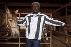 Jeden ze "zasloužilých" vězňů pak připraví koně, aby mělo rodeo ten správný švih.