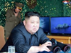Kim Čong-un dohlíží na raketové testy.