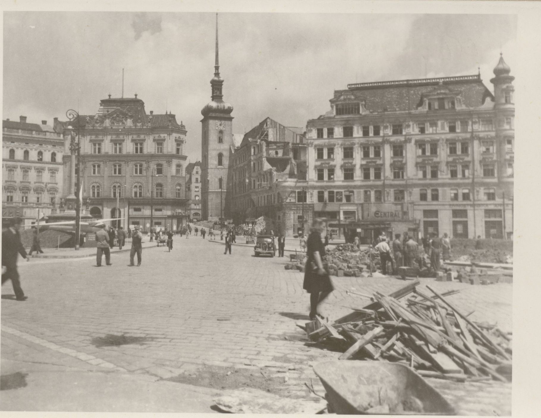 Výstava: Letecká válka - cíl Brno (dobové fotky bombardovaného Brna)