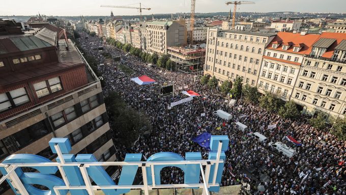 Demonstrace proti Andreji Babišovi na Václavském náměstí.