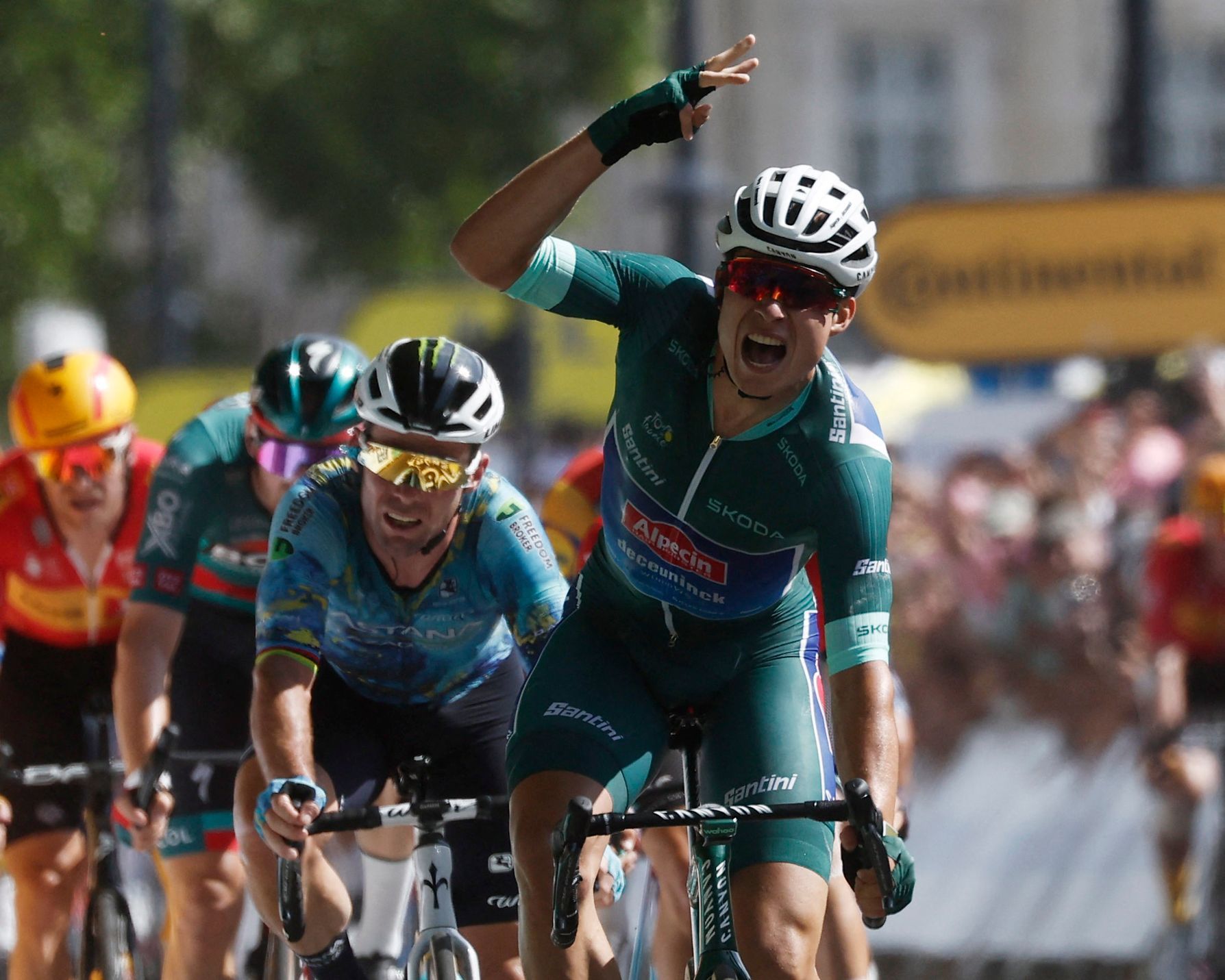 Jasper Philipsen slaví triumf ve třetí etapě Tour de France 2023