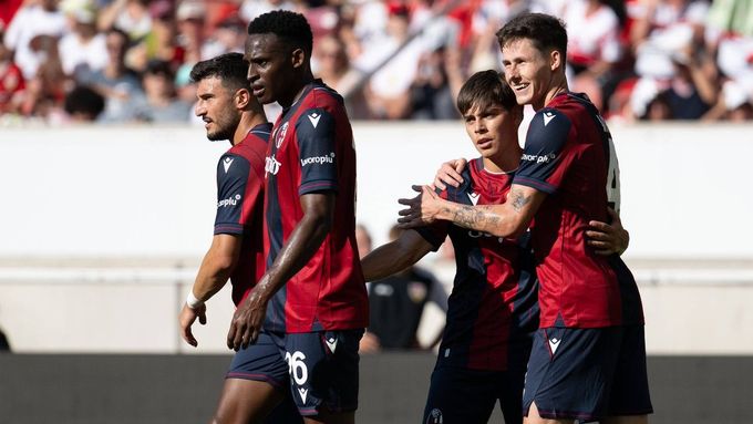 Martin Vitík slaví gól se svými spoluhráči.