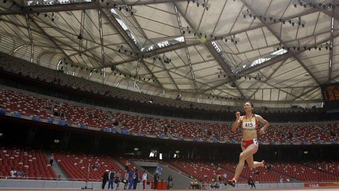 Čtvrteční závody "Good Luck Beijing China Athletics Open" znamenaly pro čínské atlety poslední šanci, jak se kvalifikovat na olympijské hry. Na snímku ze závodu na 400 metrů je vidět originální konstrukce střechy Ptačího hnízda.