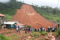 Počet obětí sesuvů půdy a záplav v Sieře Leone už překročil tisícovku, další stovky se pohřešují