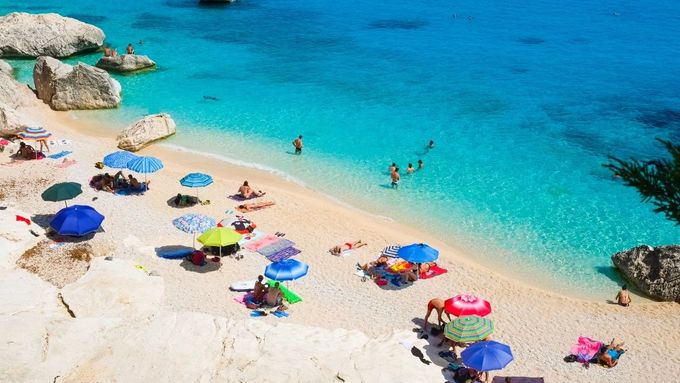 Sardinie, pláž, ilustrační foto
