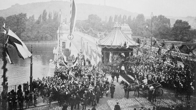 Jan Kříženecký zachytil vysvěcení kamenného mostu císaře Františka I. v Praze. Snímek pochází nikoliv z jeho filmu, nýbrž archivu ČTK.