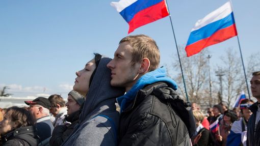 Obyvatelé Sevastopole sledují projev ruského prezidenta Vladimira Putina.