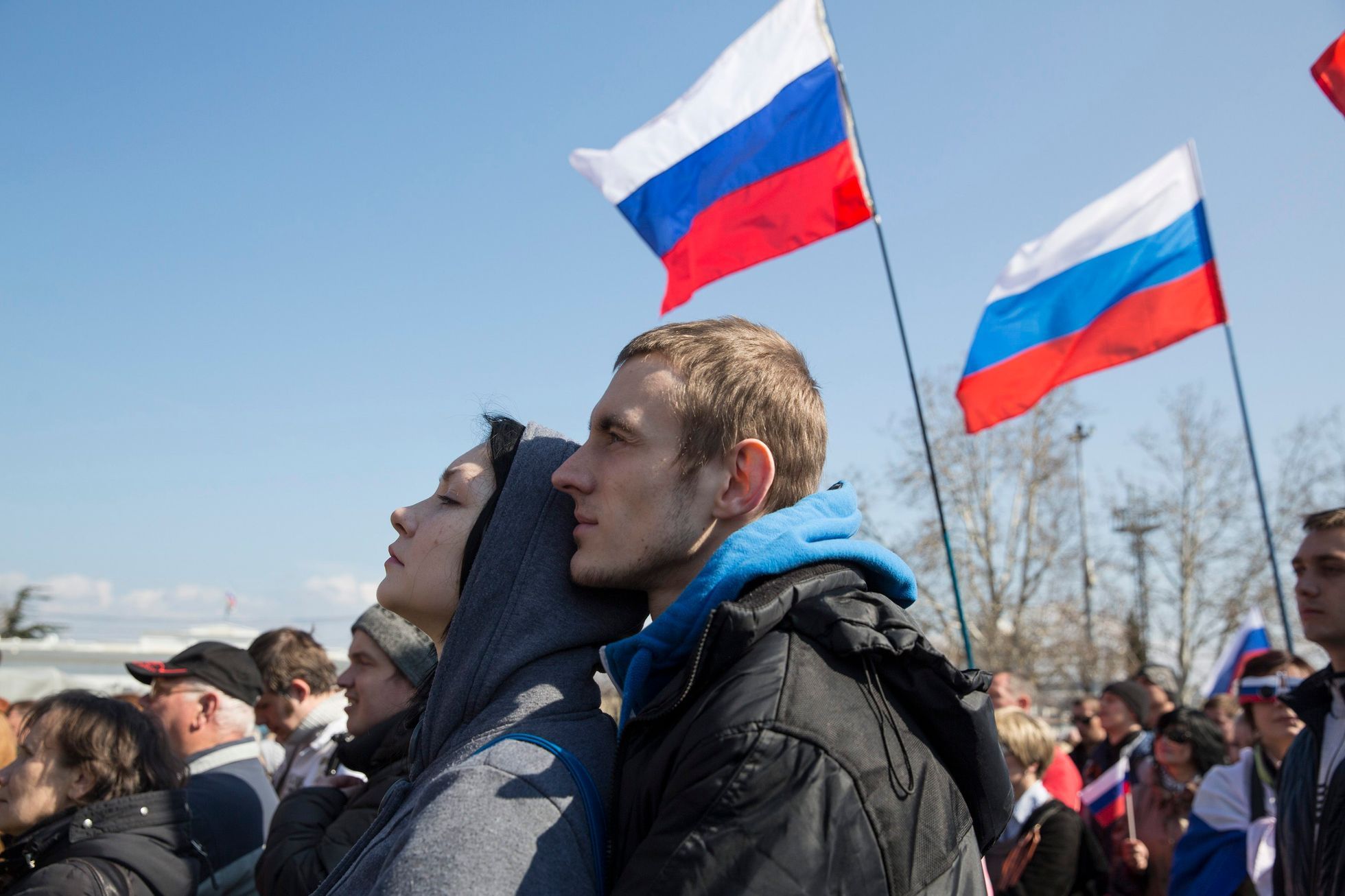Obyvatelé Sevastopole sledují projev ruského prezidenta Vladimira Putina