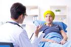 onkologie rakovina pacient  lékař nemocnice ilustrační