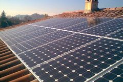 Chcete solární panely na střechu? Zatím zapomeňte
