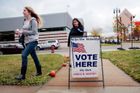 Američané mají obavy o regulérnost prezidentských voleb. Bojí se podvodů a vměšování