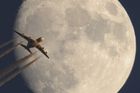 Fascinující podívaná: Obří Airbus a Měsíc před úplňkem