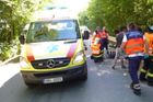 Auto vjelo na Jičínsku do protisměru a narazilo do autobusu s dětmi, řidič na místě zemřel