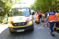 Srážku s kamionem u Plzně nepřežil muž, dvě děti se zranily