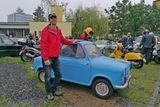 Pan Drahokoupil, majitel čerstvě zrenovovaného vozu Vespa 400.