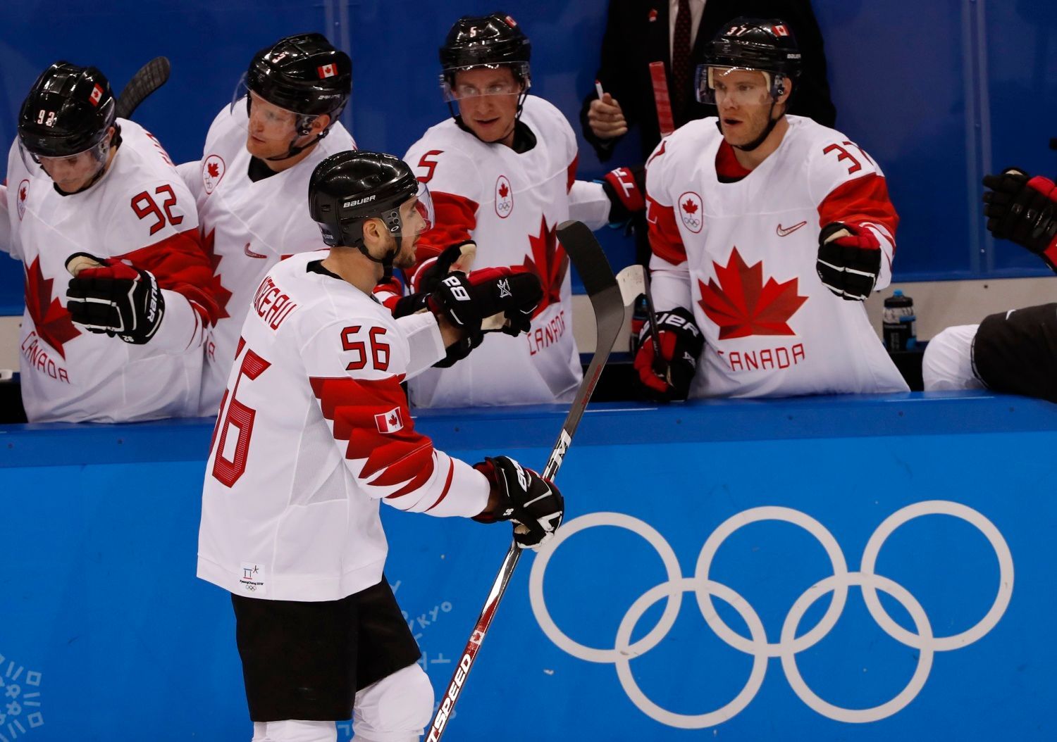 Kanadský hokejista  Maxim Noreau slaví gól v síti Švýcarska