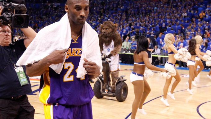 Kobe Bryant z LA Lakers opouští palubovku, sezóna NBA pro něj skončila