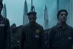 Rammstein jsou kritizováni za klip, ve kterém hrají vězně koncentračního tábora