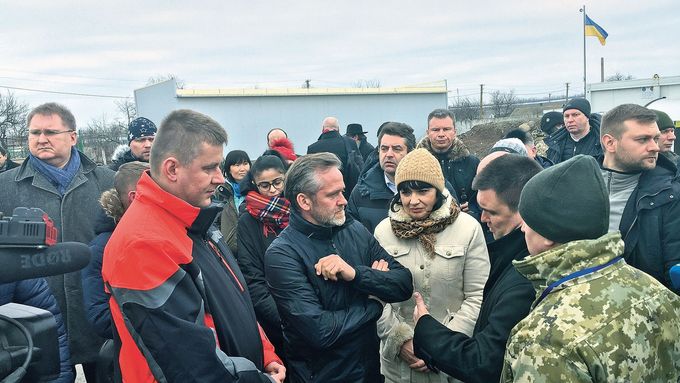 Tomáš Petříček (na snímku při návštěvě Ukrajiny na frontové linii) strašně vadí Filipovi i Zemanovi. Přitom se chová jako docela normální ministr zahraničí EU.