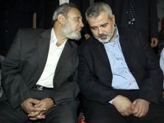 Bývalý ministr zahraničí Mahmúd Zahár a premiér Hamásu Ismaíl Haníja. První jmenovaný je představitelem radikálního proudu, druhý umírněného.