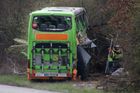 Při nehodě dálkového autobusu u Lipska zemřelo nejméně pět lidí
