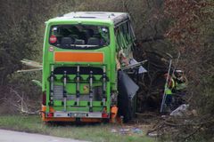 Při nehodě dálkového autobusu u Lipska zemřelo nejméně pět lidí