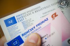 Mnoho Čechů jezdí na propadlé řidičáky. Ministerstvo jich za letošek eviduje 222 tisíc