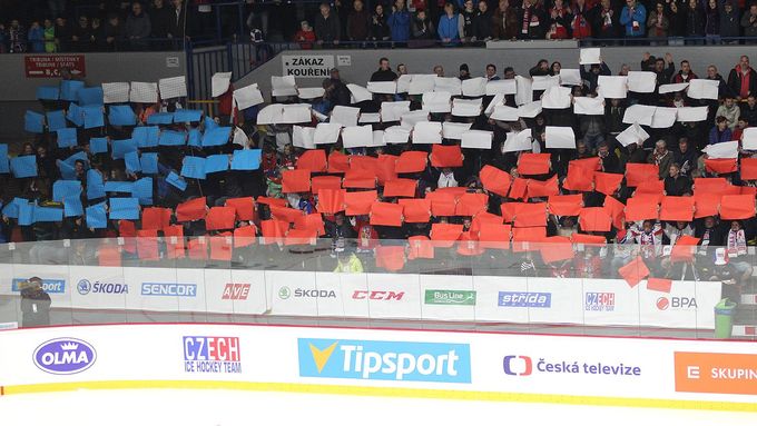 Prohlédněte si fotografie z přípravného zápasu českých hokejistů, kteří ve Znojmě utrpěli vysokou porážku od Švédů v poměru 2:7.