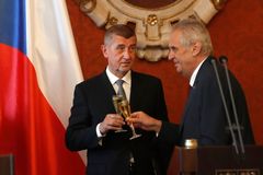 Babiš předal prezidentovi demisi Staňka, Zeman se k ní vyjádří příští týden