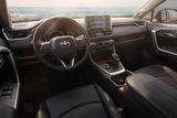 Kabina nové generace SUV nabízí, podobně jako i další Toyoty, volně stojící obrazovku multimediálního systému. Ta má sedm nebo osm palců. Zvolit je možné také prémiové audio JBL.