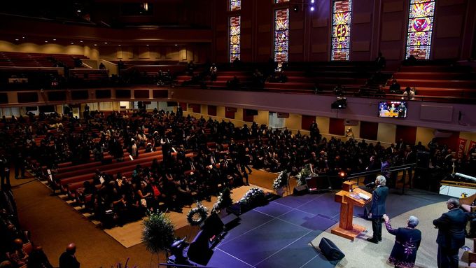 Desítky až stovky lidí se sešly v kostele v americkém městě Memphisu, aby se naposledy rozloučily s černochem Tyrem Nicholsem.