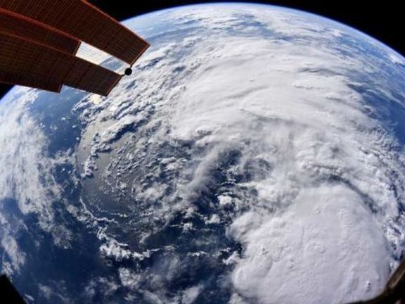 Tropická bouře Barry na satelitním snímku. 