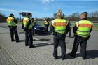 Němečtí policisté kontrolují auta na hranicích s Francií. Život v Německu během probíhající pandemie koronaviru Covid-19. Březen, 2020.