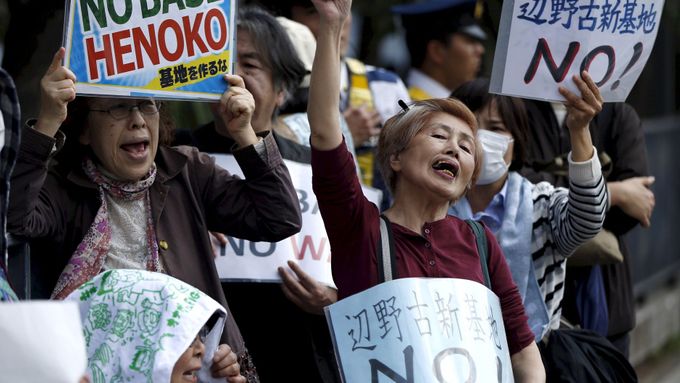 Místní obyvatelé s přítomností amerických vojáků na japonském ostrově nesouhlasí. Fotografie je z protestů, které se konaly v loňském roce.