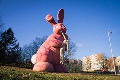 Anketa: Masožravý králík, Šišky i Jošt Lucemburský. Vyberte nejzajímavější sochu roku 2015