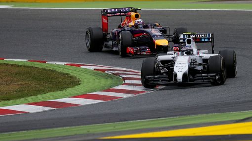 Williams Formula One driver Valtteri Bottas of Finland and Red Bull Formula One driver Daniel Ricciardo of Australia (L) compete during the Spanish F1 Grand Prix at the B