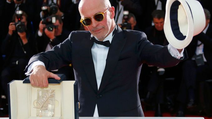 Francouzský režisér Jacques Audiard získal v Cannes Zlatou palmu za snímek Dheepan.