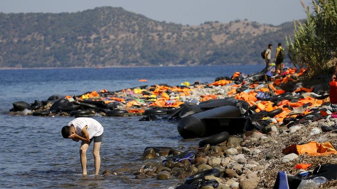 Záchranné vesty plní břehy Egejského moře. Nejvíce uprchlíků míří na řecký Lesbos.