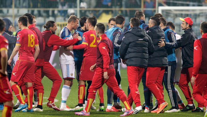 Šarvátka fotbalistů Černé Hory a Ruska a ukončení duelu