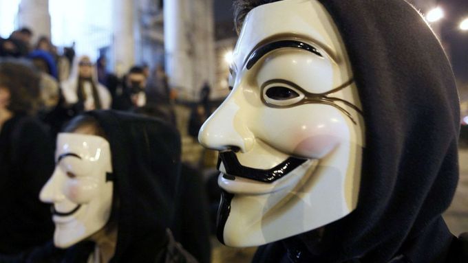 Maska, která se stala symbolem skupiny Anonymous.