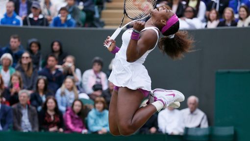 Americká tenistka Serena Williamsová se raduje z vítězství nad Kazaškou Jaroslavou Švedovovou v osmifinále Wimbledonu 2012.