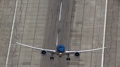 Boeing 787 Dreamliner startuje kolmo vzhůru.